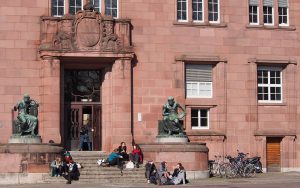 Studieren in Deutschland - Das musst du wissen! EasyDeutsch Studenten vor der Uni Freiburg